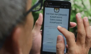Dana Kampanye PKS dan PPP Jabar Paling Tajir, PSI dan Hanura hanya Rp1 Juta Ilustrasi masyarakat membuka situs (Sistem Informasi Kampanye dan Dana Kampanye) Sikadeka. (Pandu Muslim/Jabar Ekspres)