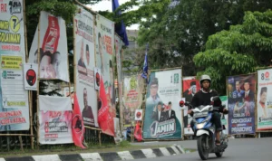 APK yang Bahayakan Pengguna Jalan Jadi Sorotan Bawaslu Bandung Alat Peraga Kampanye (APK) Parpol memenuhi ruas trotoar di kawasan Bunderan Cibiru, Kota Bandung. (Pandu Muslim/Jabar Ekspres)