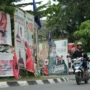 Alat Peraga Kampanye (APK) Parpol memenuhi ruas trotoar di kawasan Bunderan Cibiru, Kota Bandung. (Pandu Muslim/Jabar Ekspres)