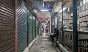 Suasana pasar buku Palasari Bandung yang semakin sepi pengunjung (Foto : dokumentasi pribadi)