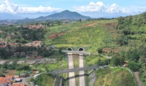 Amankah? Terowongan Kembar Tol Cisumdawu Retak Akibat Gempa Rentetan gempa yang berpusat di Kabupaten Sumedang menyebakan keretakan pada bagian salah satu dindin terowongan kembar Jalan Tol Cisumdawu.