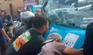 Angkot vs Truk di Cibadak Sukabumi, 2 Orang Menjadi Korban Angkot Cibadak-Cisaat yang mengalami kecelakaan di Cibadak, Kabupaten Sukabumi saat dievakuasi warga (30/1).