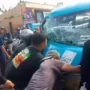 Angkot Cibadak-Cisaat yang mengalami kecelakaan di Cibadak, Kabupaten Sukabumi saat dievakuasi warga (30/1).