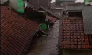 700 KK di Dayeuhkolot Terjebak Banjir Imbas Tembok Penahan Sungai Jebol 700 KK di Dayeuhkolot Terjebak Banjir Imbas Tembok Penahan Sungai Jebol