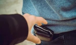 Copet Beraksi Usai Debat Cawapres, Dompet Seorang Wartawan Raib! Copet Beraksi Usai Debat Cawapres, Dompet Seorang Wartawan Raib!