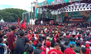 Puluhan ribu masyarakat tampak antusias menghadrir Kampanye Akbar Ganjar Pranowo di Bandung, Minggu 21 Januari 2024.