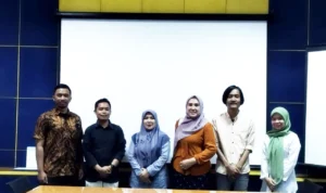 BERIKAN KLARIFIKASI: Pihak Yayasan SD Al Ihsan Islamic School foto bersama redaksi Jabar Ekspres saat melakukan kunjungan langsung ke Redaksi Jabar Ekspres, Jalan Soekarno Hatta, Kota Bandung, Kamis 11 Januari 2024.