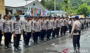 Personel Polres Teluk Wondama menggelar apel siaga di Kantor KPU Teluk Wondama, Papua Barat.
