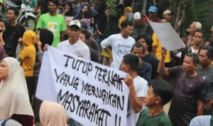 Puluhan Tahun "Tersiksa" Bau Menyengat, Warga Gunungsindur Protes Minta Ternak Ayam di Ditutup