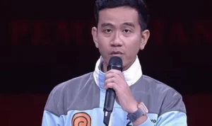 Warganet Salfok Jaket Naruto Dipakai Gibran saat Debat Cawapres: Beli Dimana? Cawapres Gibran Pakai Jaket Berlogo Naruto saat Debat Cawapres 2024/ Tangkap Layar YouTube KPU RI