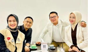 Mantan Bupati Bandung Barat, Hengky Kurniawan dan mantan Gubernur Jawa Barat, Ridwan Kamil saling bertemu selepas tak lagi menjabat sebagai kepala daerah. Selasa (30/1). Foto istimewa