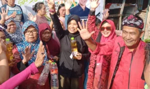 Caleg PDI Perjuangan Kampanyekan Ekonomi Hijau dengan Mengajak Masyarakat Manfaatkan Limbah Botol Plastik Caleg PDI Perjuangan Kampanyekan Ekonomi Hijau dengan Mengajak Masyarakat Manfaatkan Limbah Botol Plastik