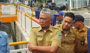 Pj Wali Kota Bandung Bambang Tirtiyuliono saat meninjau kolam retensi Margahayu. (Nizar/Jabar Ekspres)