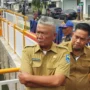 Pj Wali Kota Bandung Bambang Tirtiyuliono saat meninjau kolam retensi Margahayu. (Nizar/Jabar Ekspres)