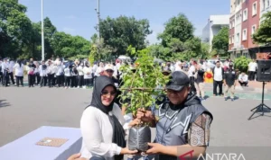 Pelantikan petugas Kelompok Penyelenggara Pemungutan Suara (KPPS) oleh Komisi Pemilihan Umum (KPU) Jakarta Barat (Jakbar) di Centra Niaga Puri, Kembangan, Jakarta Barat, Kamis (25/1/2024).