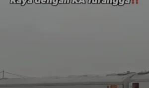 kereta lokal Commuter Line Bandung Raya dengan KA Turangga