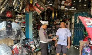 Knalpot Brong Meresahkan, Polisi Ambil Tindakan Polres Rejang Lebong, Bengkulu saat menyidak salah satu toko otomotif yang menjual knalpot brong, Rabu 9 Januari 2024.