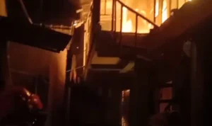 Satu Unit Rumah di Citamiang Sukabumi Dilahap Si Jago Merah Petugas sedang melakukan pemadaman api di Kecamatan Citamiang, Kota Sukabumi pada Selasa, 30 Januari 2024.