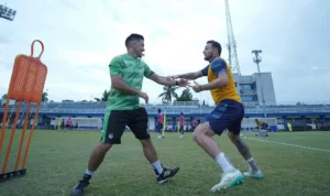 Demi Persib Bandung, Marc Klok Rela Tunda Waktu Istirahat Sepulang dari Qatar Marc Klok tengah latihan bersama Persib Bandung/ Foto: Dok. Persib