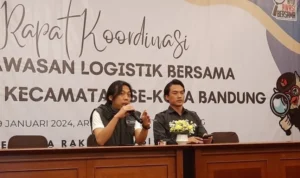 Bawaslu Kota Bandung Mulai Awasi Gudang Logistik Pemilu Koordinator Devisi Pencegahan, Parmas dan Humas Bawaslu Kota Bandung Bayu Muhammad, saat memberikan penjelasan mengenai logistik pemilu 2024 usai rakoor bersama Panwascam se-Kota Bandung di Arion Suits Hotel Bandung, Senin 28 Januari 2024.