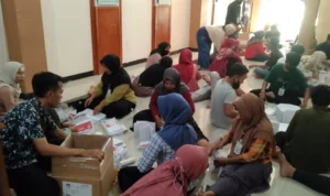 Bawaslu Sragen Mengawasi Sortir Lipat Surat Suara Pemilu 2024/ Dok. Bawaslu Sragen
