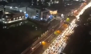 Kemacetan panjang arah Kiaracondong ke Gedebage di Jalan Soekarno Hatta, Kota Bandung, Jumat (5/1) malam.