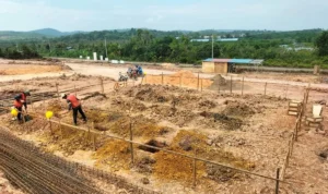 Pekerja tengah menggarap pembangunan rumah baru bagi warga terdampak proyek Rempang Eco City di Rempang, Batam, Kepulauan Riau. Foto: ANTARA/HO-Kementerian Investasi/BKPM
