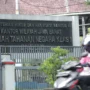 Pengguna kalan melintasi Rutan Klas 1 Kebon Waru, Kota Bandung, Senin(29/1). (Pandu Muslim/Jabar Ekspres)