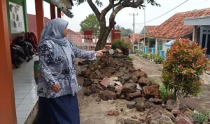Pembangunan Pipa PDAM Menjadi Salah Satu Penyebab Benteng SDN 2 Parigi Ambrol