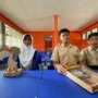 Kreatif, Murid Kelas 8 SMPN 3 Ciparay Ciptakan Alat-Alat Sederhana dari Bahan Seadanya Anak kelas 8 SMPN Ciparay Kabupaten Bandung saat menunjukan alat ciptaanya yang dibuat dengan bahan seadanya. Foto Agi Jabar Ekspres