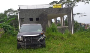 Satu unit kendaraan roda empat jenis Toyota Alphard tak bertuan, secara misterius terparkir di lahan kosong hingga hebohkan warga kawasan Kompleks Perumahan DPR, wilayah RW 07 Desa Cileunyi Kulon, Kecamatan Cileunyi, Kabupaten Bandung. (Sekdes Cileunyi Kulon, Asep Jamil for Jabar Ekspres)