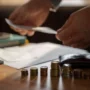 Aturan Baru Debt Collector: Dilarang Nagih Hutang di Atas Jam 8 Malam