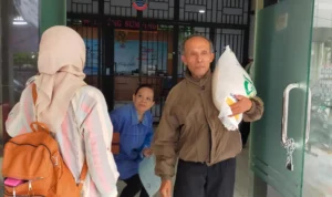 Doc. Antusiasme yang Tinggi saat Menerima Pembagian Beras Medium Gratis dari Cadangan Pangan Pemerintah di Kelurahan Citeureup, Kota Cimahi/ Foto: Firman Satria/Jabar Ekspres