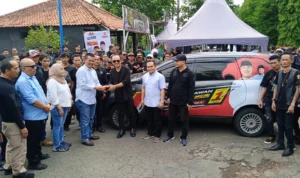 Ormas Grib Jaya Banjar Dapat Bantuan Mobil dari Iwan Bule Ketua Tim Pemenangan Caleg DPR RI Dapil X Iwan Bule, Usman Kusmana, menyerahkan kunci mobil kepada Ketua Grib Jaya Kota Banjar, Asep Diana, Senin 1 Januari 2024.