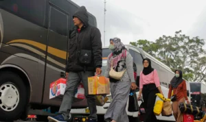 Calon penumpang di Terminal Cicaheum, Kota Bandung. (Pandu Muslim/Jabar Ekspres)