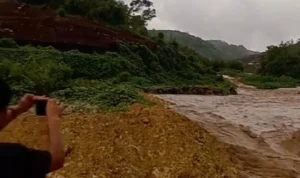 Bendungan di Kampung Cimelati jebol mengakibatkan dampak Banjir ke pemukiman warga di kampung Desa Cihaur Kecamatan Simpenan. Screenshot