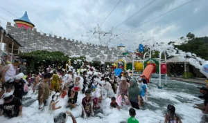 Libur Nataru, Kolam Renang Ini Jadi Tempat Favorit Masyarakat Kabupaten Bandung Masyarakat saat menikmati wahana kolam busa yang ada di Kolam Renang Victory Waterpark yang berada di Desa Sadu, Soreang, Kabupaten Bandung, Selasa (2/1/2024). Foto Agi Jabar Ekspres