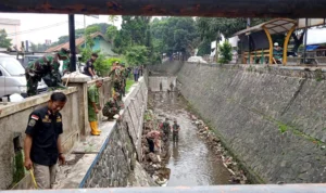 Doc. Pembersihan Sungai Pasar Antri oleh Sektor 3 Kodim 0609 Cimahi dan Masyarakat (mong)