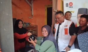 Bantu Tekan Inflasi, PKS Hadirkan Warung Sembako Murah Ketua Dewan Pimpinan Wilayah (DPW) PKS Jabar Haru Suandharu saat menyaksikan sejumlah warga yang membeli beras di Warung Sembako Murah di Kota Bandung / Hendrik Muchlison