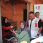 Ketua Dewan Pimpinan Wilayah (DPW) PKS Jabar Haru Suandharu saat menyaksikan sejumlah warga yang membeli beras di Warung Sembako Murah di Kota Bandung / Hendrik Muchlison