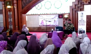 Kang Haru saat menjadi narasumber di Forum Silaturahim Majelis Taklim Salimah di Masjid Pusdai, Kota Bandung, Selasa (02/01) / hendrik Muchlison