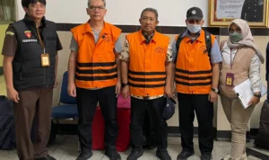 Yana Mulyana (tengah) dan rekannya kini harus menikmati hidup di Lapas Sukamiskin, Kota Bandung.