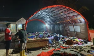 Suasana tenda pengungsian gempa Sumedang.