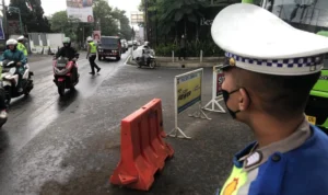 Petugas kepolisian saat melakukan rekayasa lalu lintas dengan skema one way di persimpangan Beatrix Lembang, KBB, Selasa (2/1).