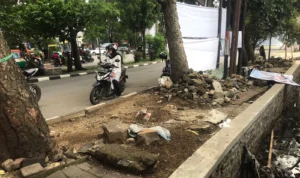 MENGENASKAN: Kondisi trotoar di Jalan Pahlawan, Kota Bandung.