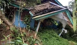 Antisipasi Pergeseran Tanah Lagi, Badan Geologi Rekomendasikan Warga 2 Dusun di KBB Segera Direlokasi Puluhan rumah di dua dusun Desa Sukaresmi, Kecamatan Rongga, KBB mesti direlokasi akibat diterjang bencana pergerakan tanah. Rabu (3/1). Foto istimewa