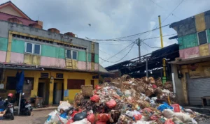 Diduga Banyak Kiriman dari Luar, Sampah di Pasar Cisaat Sukabumi Menggunung Diduga Banyak Kiriman dari Luar, Sampah di Pasar Cisaat Sukabumi Menggunung