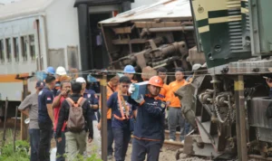 Kecelakaan Kereta Api di Cicalengka, Petugas Kesulitan Evakuasi Korban