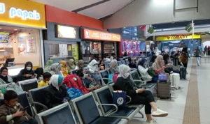 Dok. Para penumpang di Stasiun Bandung Sedang menunggu keberangkatan kereta. Jum'at (5/1). Foto. Sandi Nugraha.