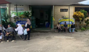 Pelayat Penuhi Rumah Duka Julian Dwi, Korban Tabrakan Kereta di Cicalengka Para pelayat mulai padati rumah duka Julian, masinis KA 350 Commuter Bandung Raya, di Cilame Ngamprah, Bandung Barat. Jumat (5/1). Foto Jabarekspres